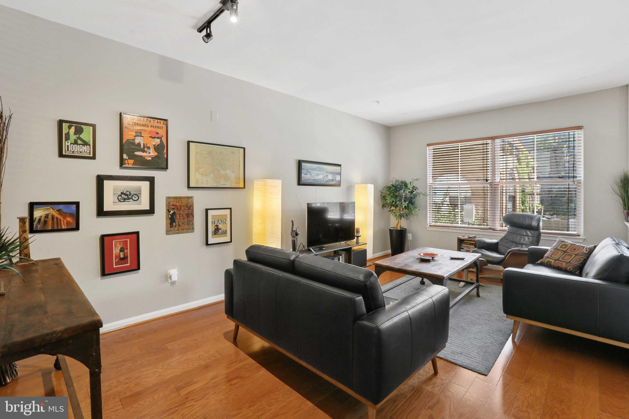 2064 Clipper Park Road Baltimore, MD 21211 - Photo 19 of 35 Living Room