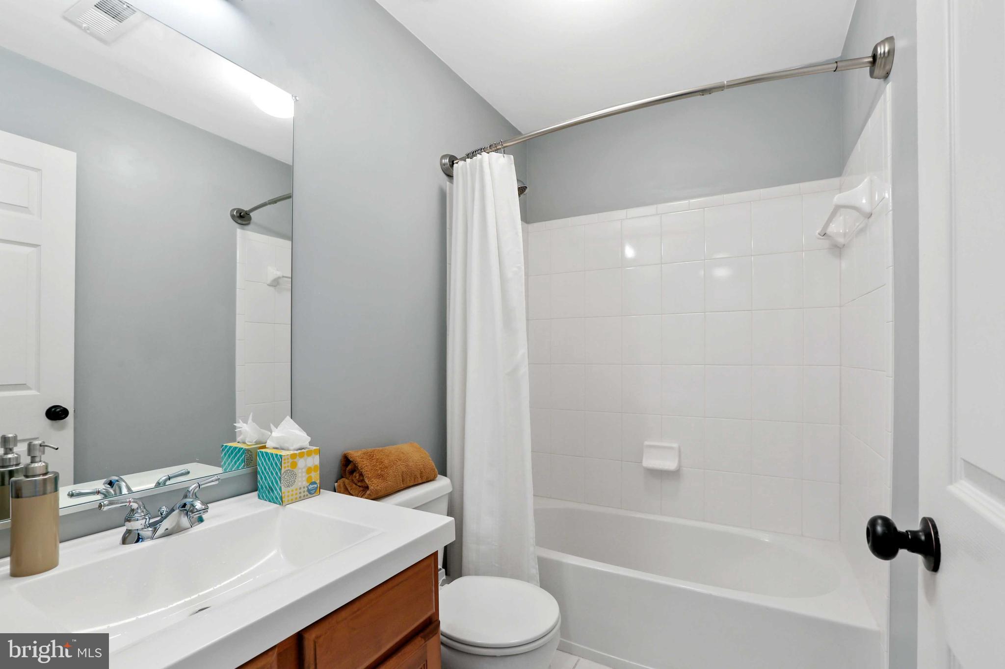 2064 Clipper Park Road Baltimore, MD 21211 - Photo 27 of 35 3rd flr full bath