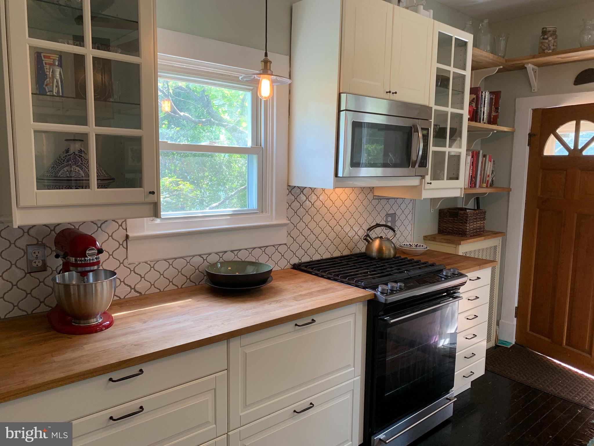 813 Cedarcroft Road Baltimore, MD 21212 - Photo 12 of 43 Glass front cabinets add a designer touch!