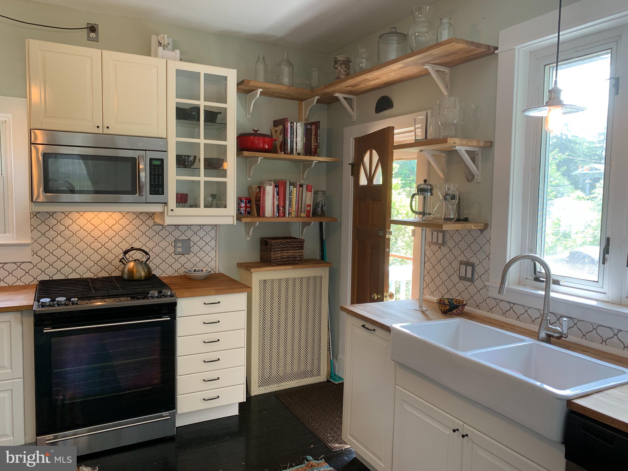 813 Cedarcroft Road Baltimore, MD 21212 - Photo 14 of 43 Charming country kitchen with new double sink!