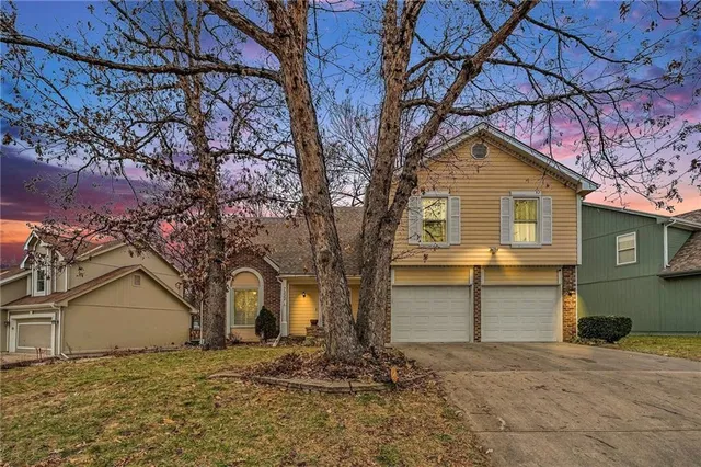 $335,000 | 7332 North Congress Avenue, Kansas City, MO 64152