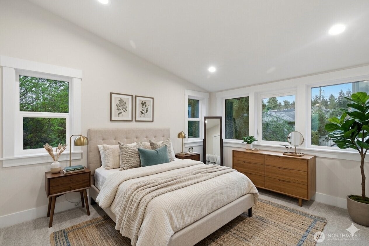 8817 Densmore Avenue North Seattle, WA 98103 - Photo 12 of 20