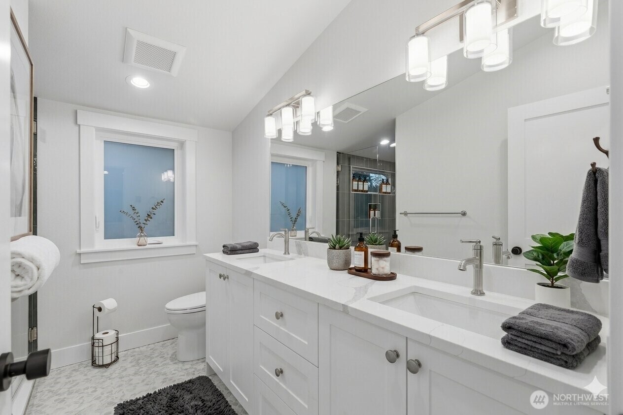 8817 Densmore Avenue North Seattle, WA 98103 - Photo 13 of 20