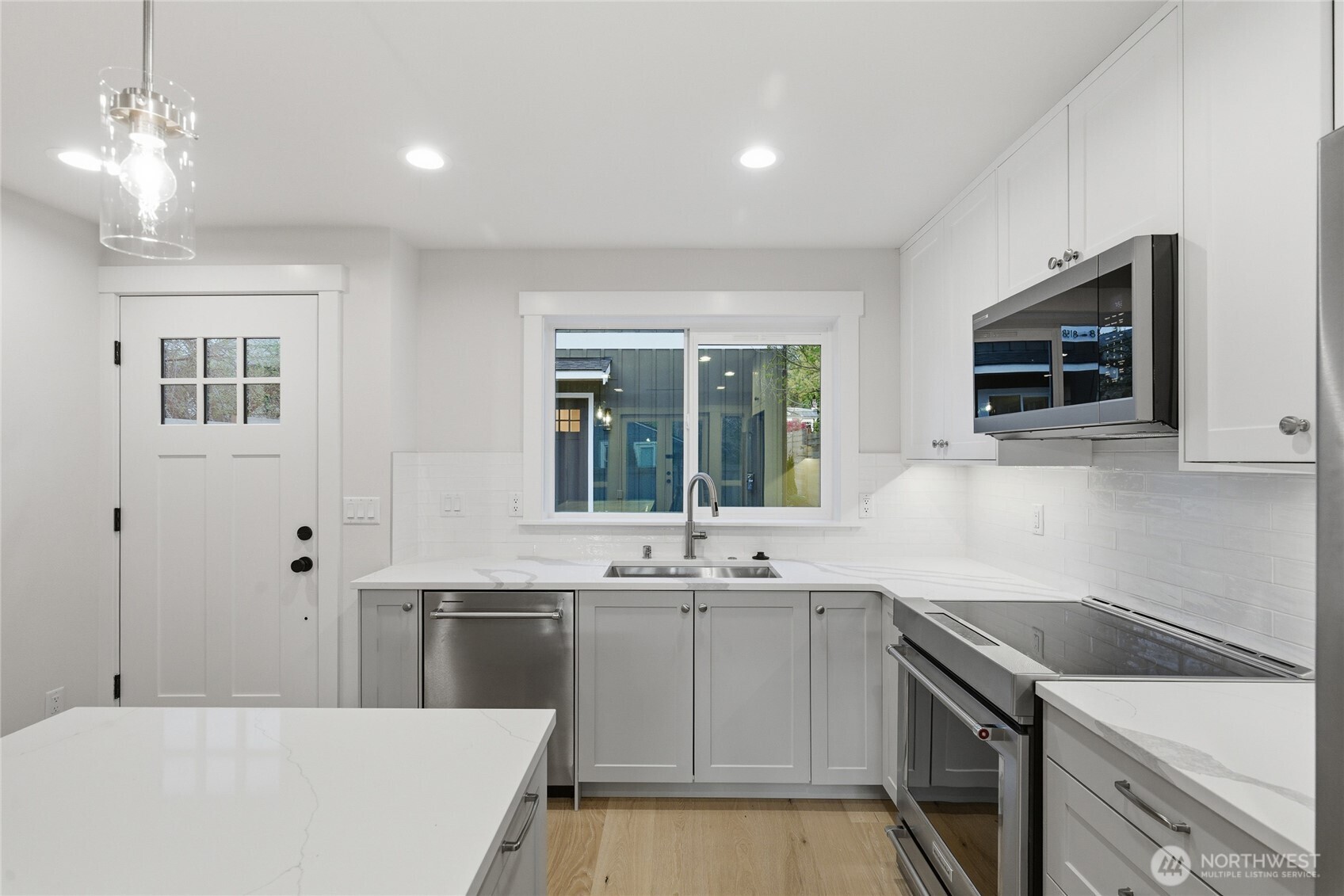 8817 Densmore Avenue North Seattle, WA 98103 - Photo 4 of 20