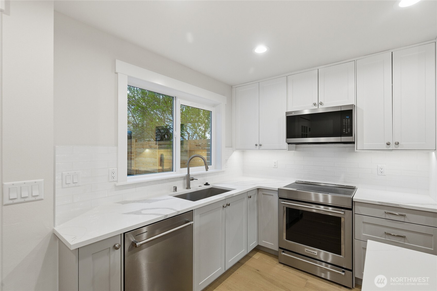 8817 Densmore Avenue North Seattle, WA 98103 - Photo 6 of 20