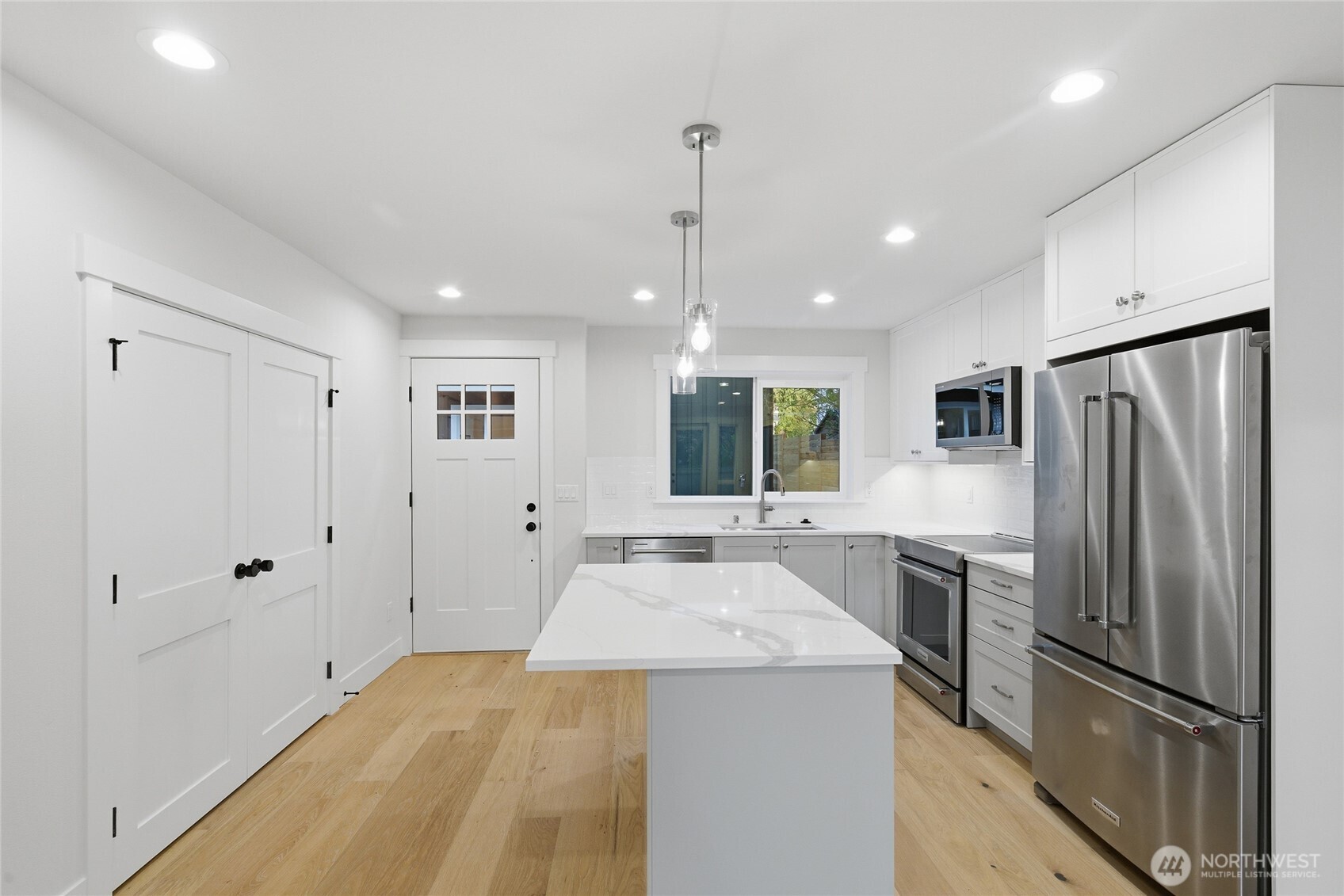 8817 Densmore Avenue North Seattle, WA 98103 - Photo 7 of 20