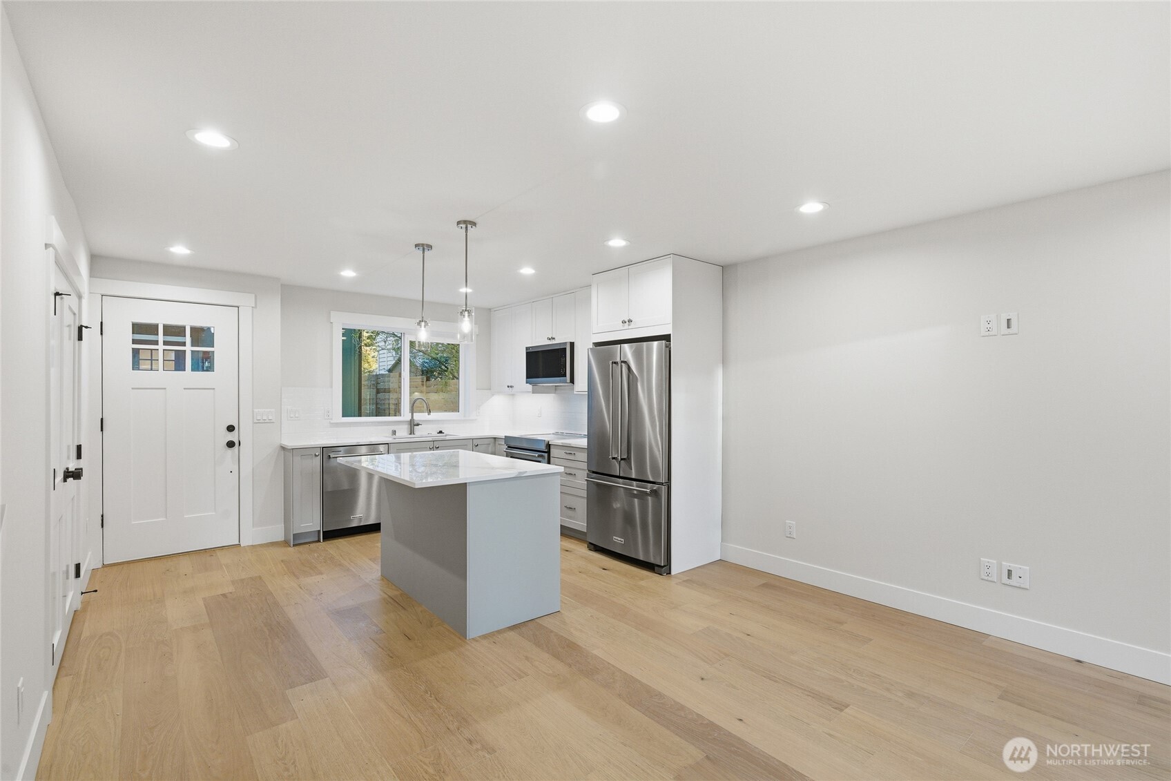 8817 Densmore Avenue North Seattle, WA 98103 - Photo 9 of 20