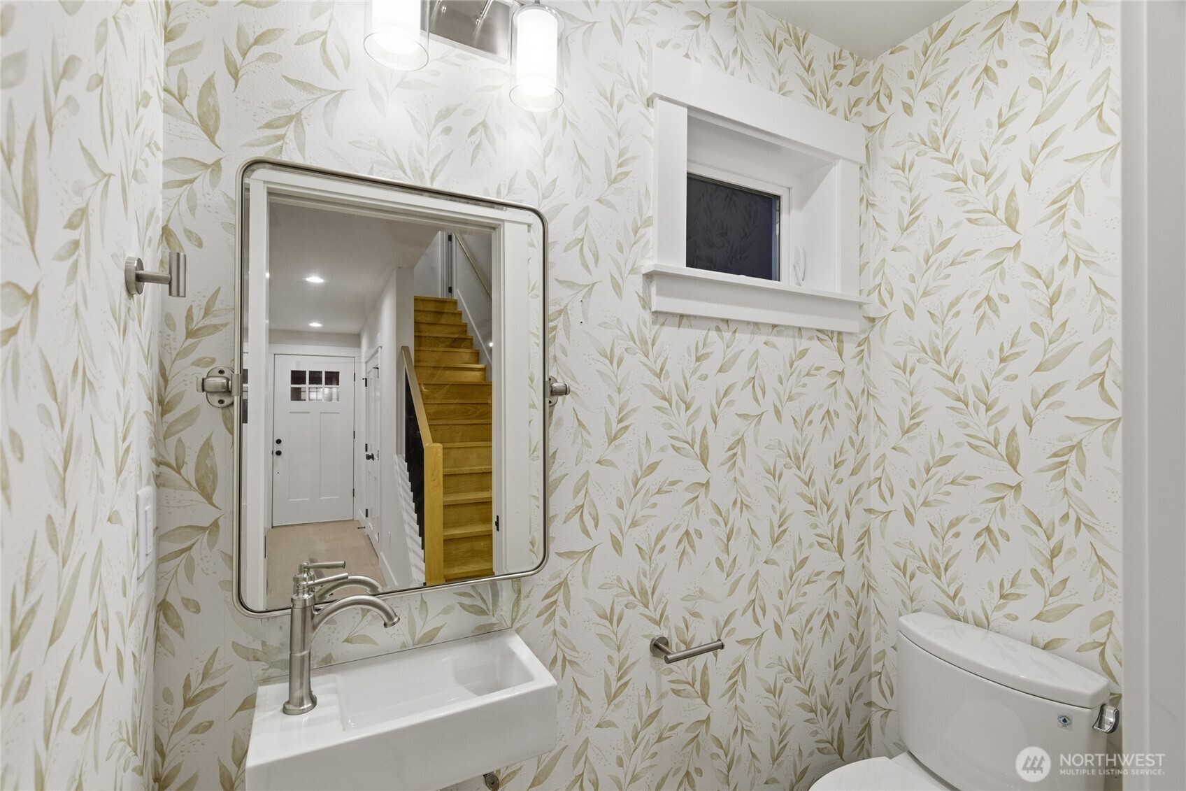 8817 Densmore Avenue North Seattle, WA 98103 - Photo 10 of 20