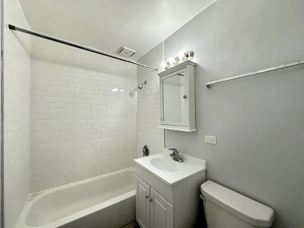 $1,195 | 4547 North Dover Street, Unit 2F, Chicago, IL 60640