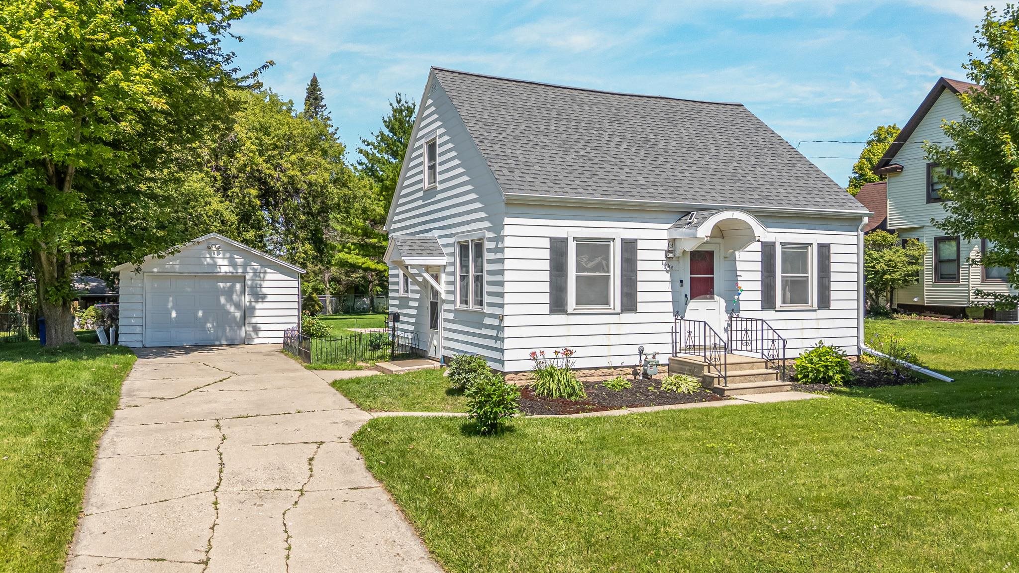 1406 South Ridge Road Green Bay, WI 54304 - Photo 1 of 34