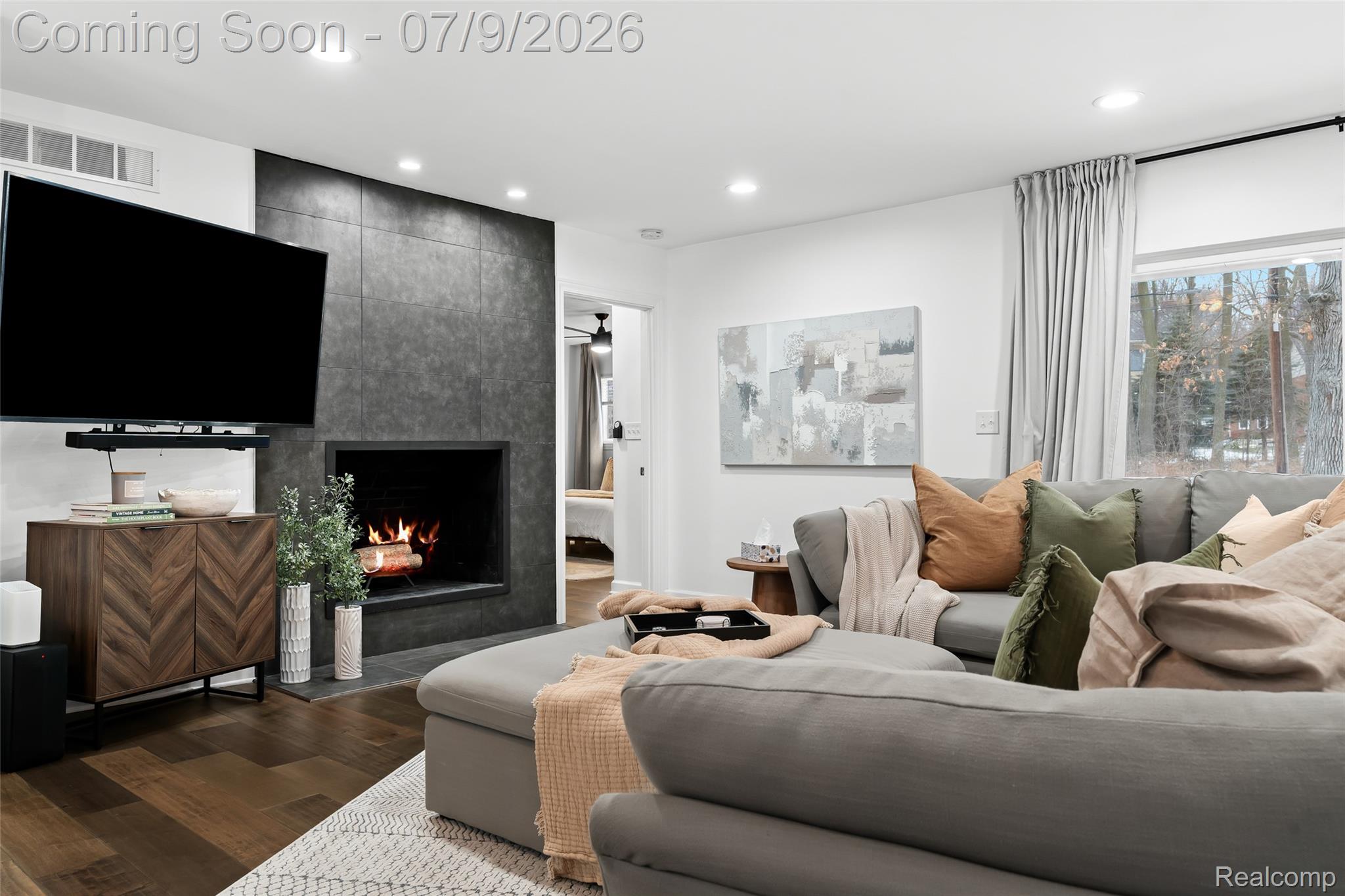2566 Harrington Road Rochester, MI 48307 - Photo 22 of 64 Fireplace does not function and is for aesthetic purposes only