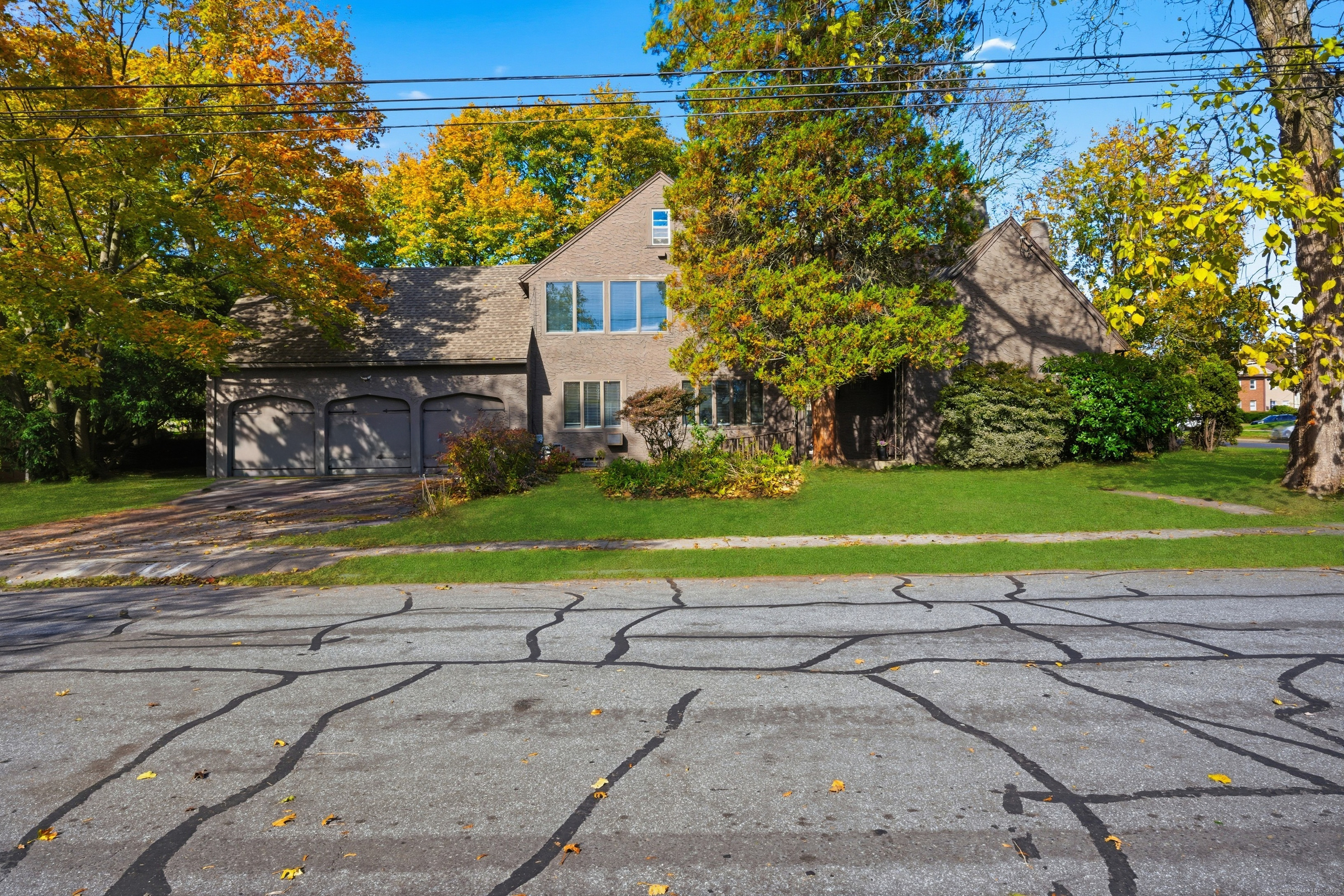 a view of a house with a backyard