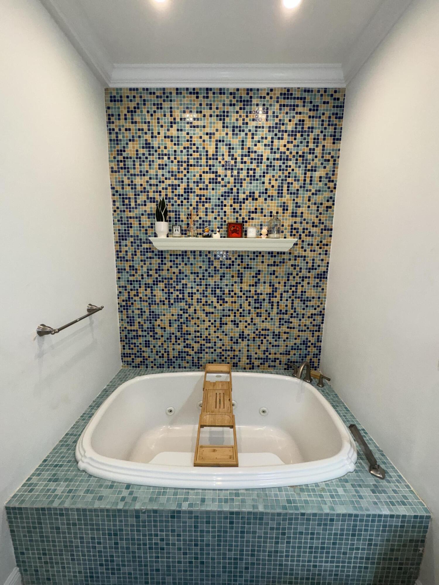 118 1st Street Key Largo, FL 33037 - Photo 4 of 10 a bathroom with a bathtub