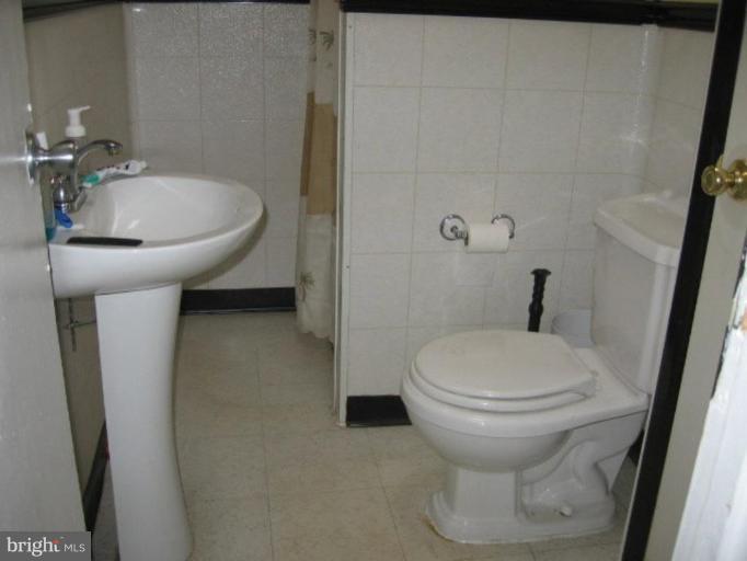 1577 Carpenters Point Road Perryville, MD 21903 - Photo 10 of 12 Hall bath with tub/shower combo and Pedestal Sink