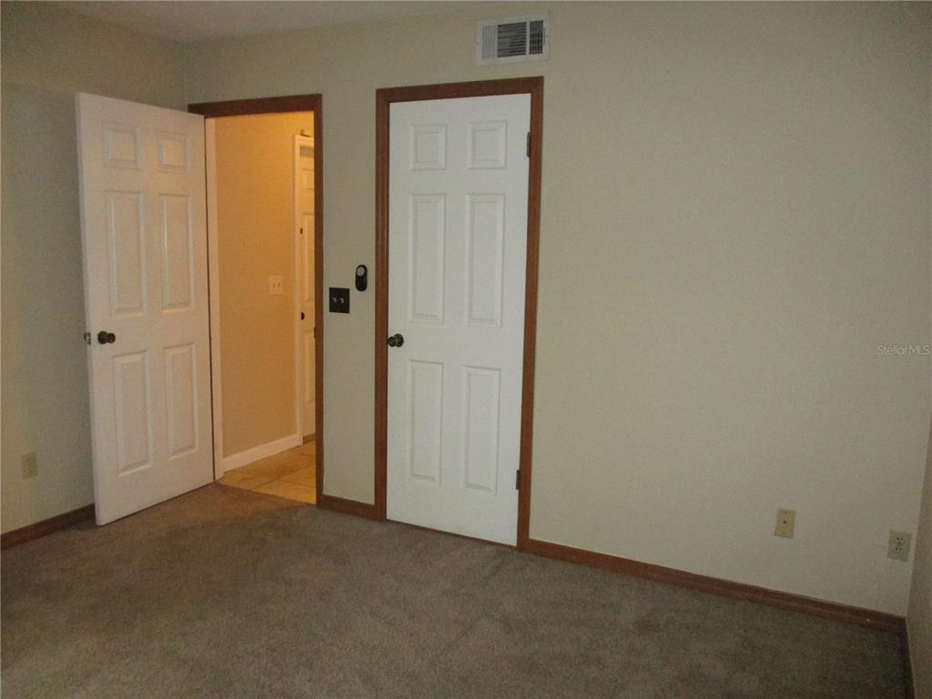 900 Southwest 62nd Boulevard, Unit D23 Gainesville, FL 32607 - Photo 23 of 37 an empty room with windows