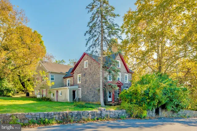 a view of front a house with a yard