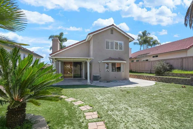 a view of a backyard