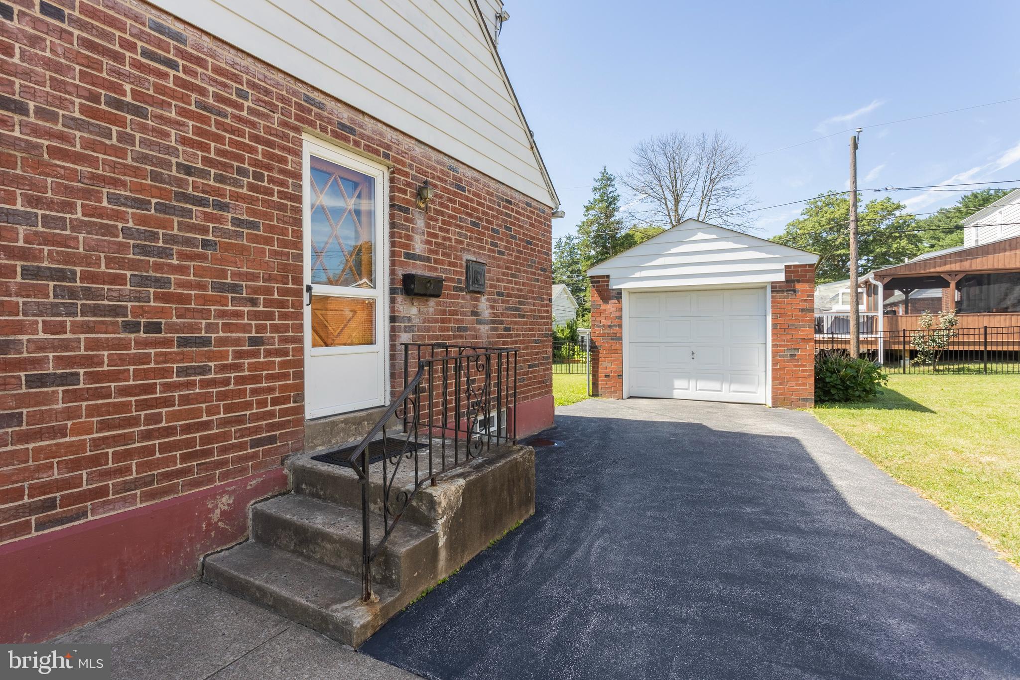 628 South Eagle Road Havertown, PA 19083 - Photo 2 of 25