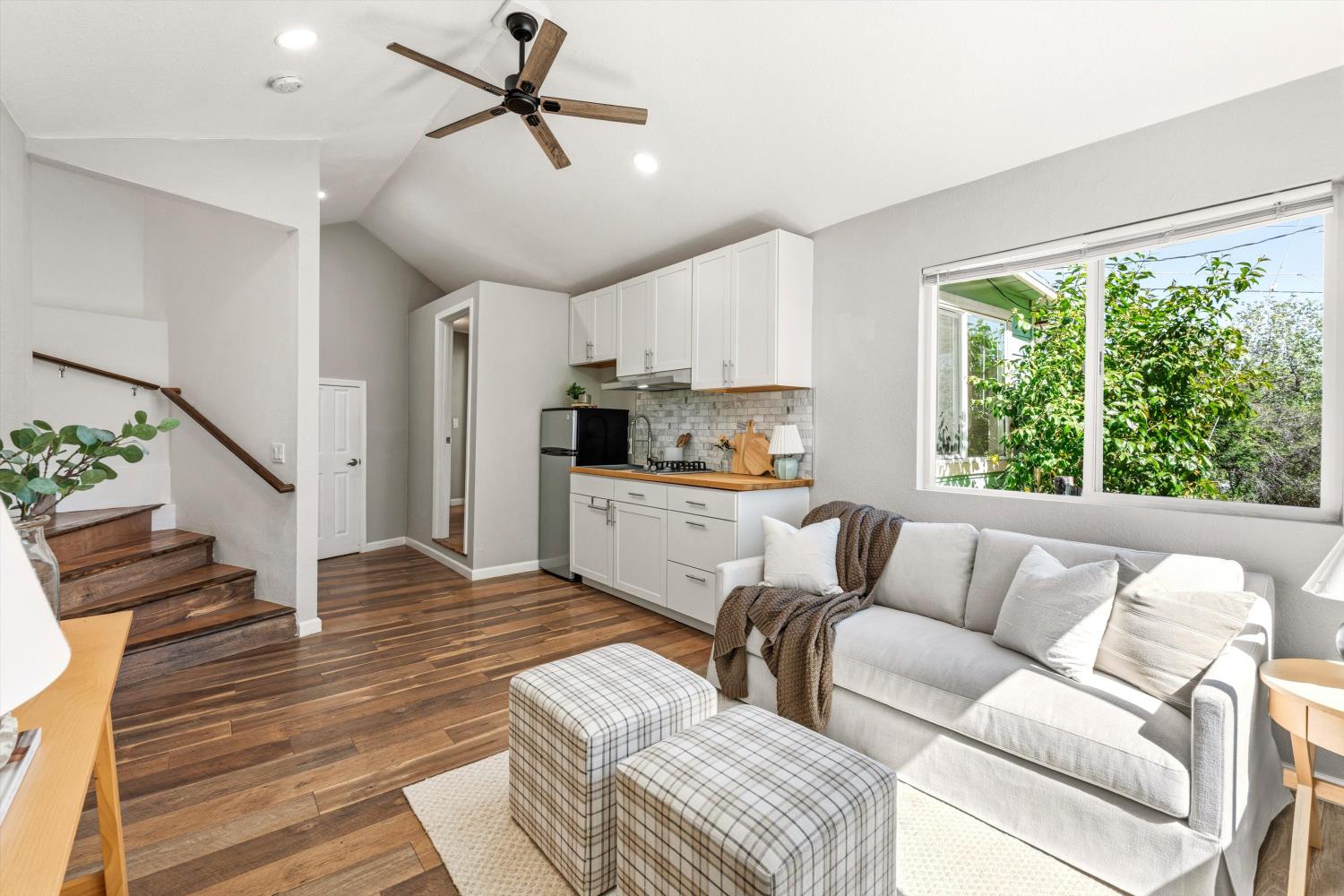 1335 Merry Knoll Road Auburn, CA 95603 - Photo 16 of 46 Downstairs attached unit - living room & kitchenette