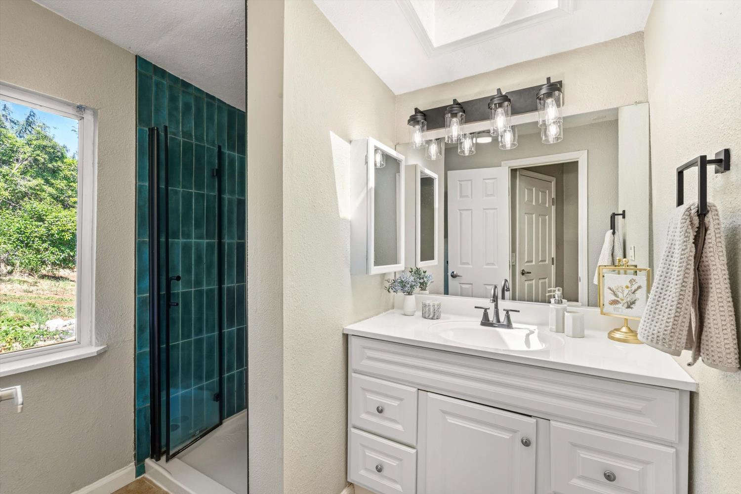 1335 Merry Knoll Road Auburn, CA 95603 - Photo 18 of 46 Downstairs attached unit - bathroom