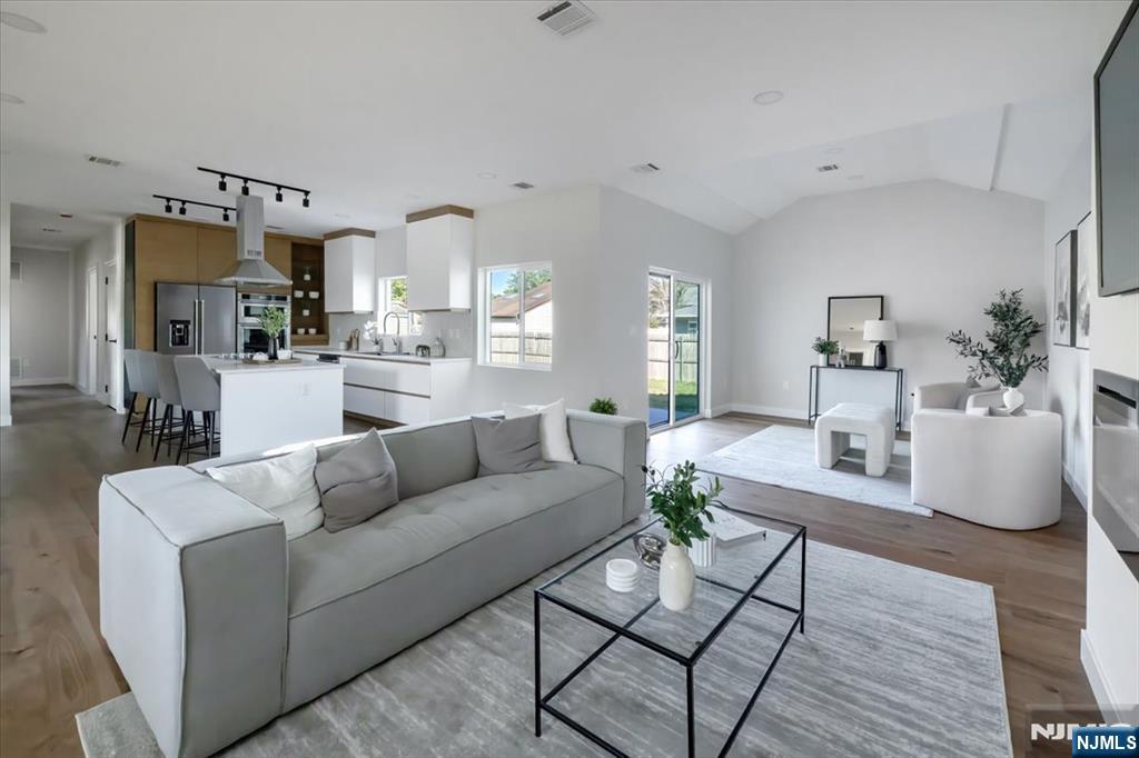 27 Sullivan Drive Emerson, NJ 07630 - Photo 5 of 47