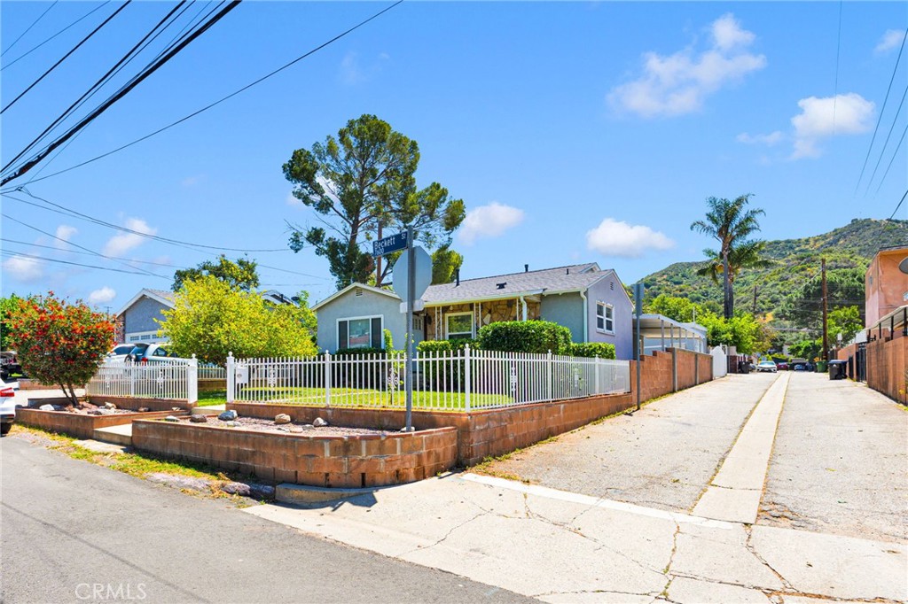 7664 Beckett Street Tujunga, CA 91042 - Photo 3 of 55