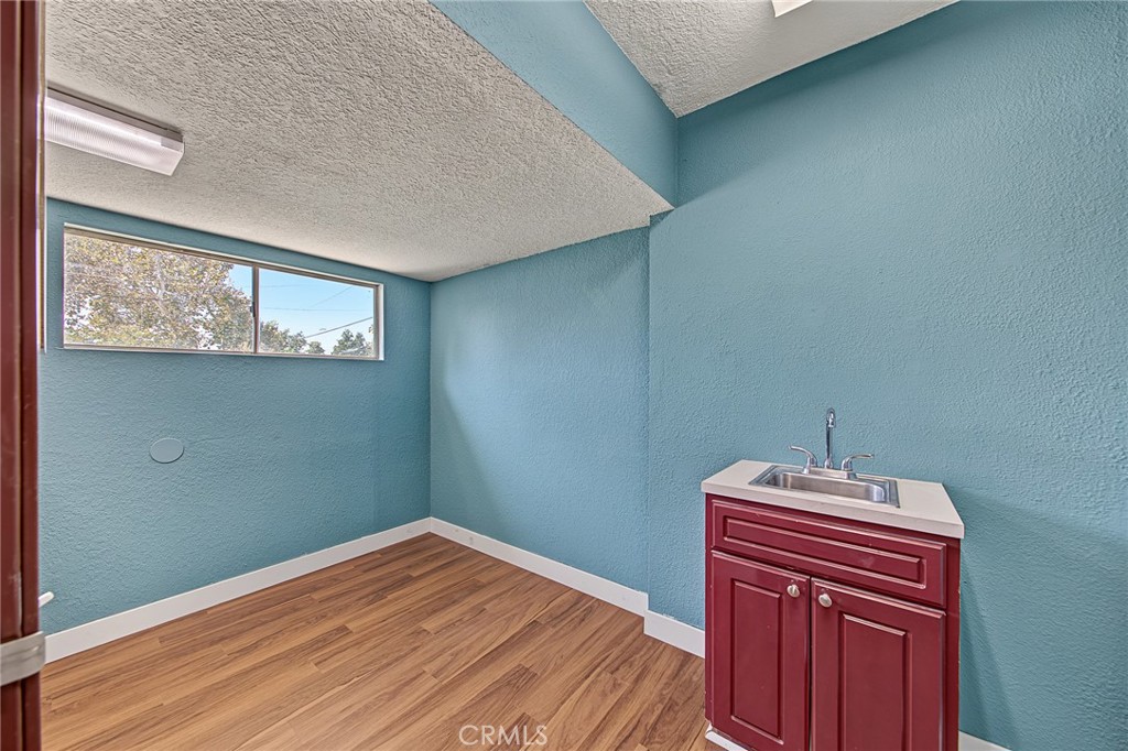 5430 Arlington Avenue Riverside, CA 92504 - Photo 18 of 31 Treatment Room with sink 4