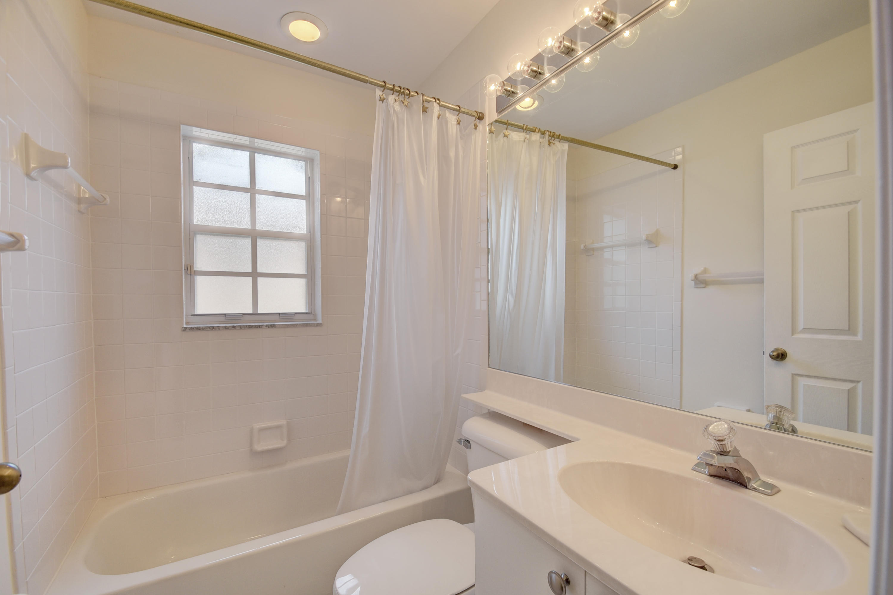 8285 Vía Di Veneto Boca Raton, FL 33496 - Photo 11 of 24 Guest Bath