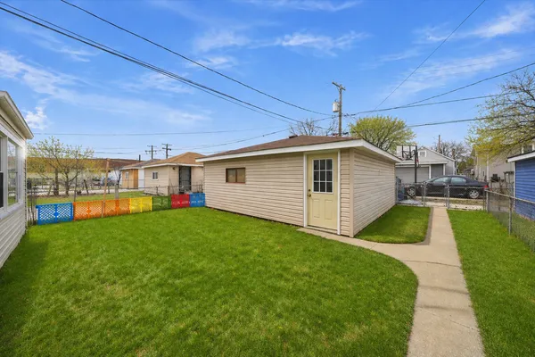 a view of a yard in front of house