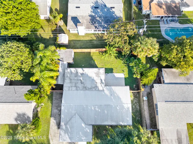 a view of a yard with plants