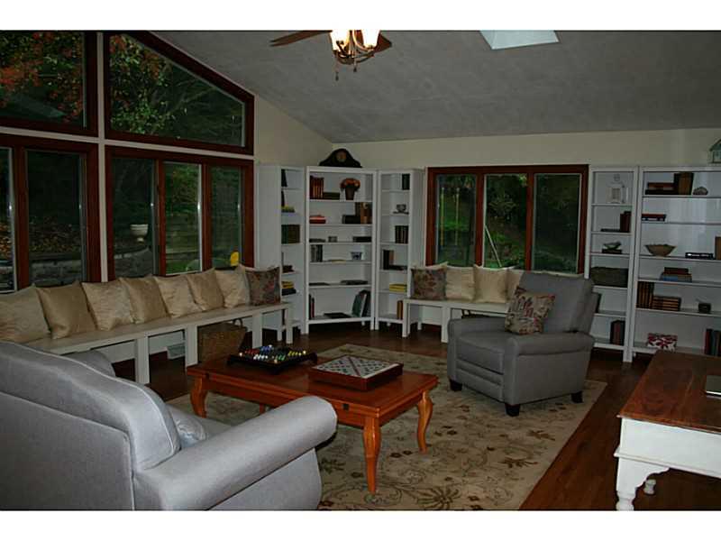 9461 North Florence Road Pittsburgh, PA 15237 - Photo 5 of 13 Family Room.