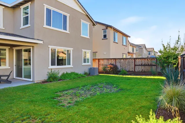 a view of a house with backyard and garden
