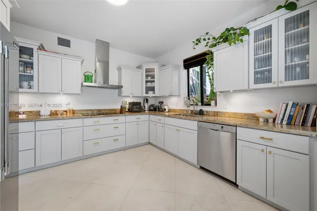 $15,000 | 2489 Meridian Avenue, Miami Beach, FL 33140