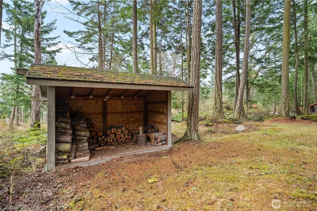 a view of a house with backyard