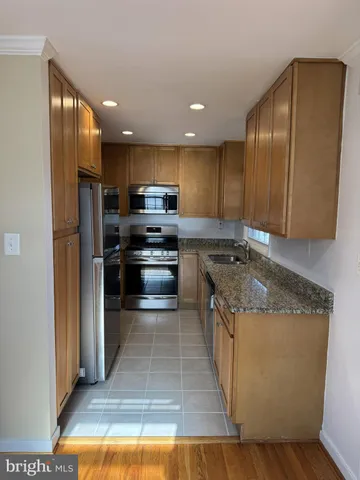 a view of entryway with a yard