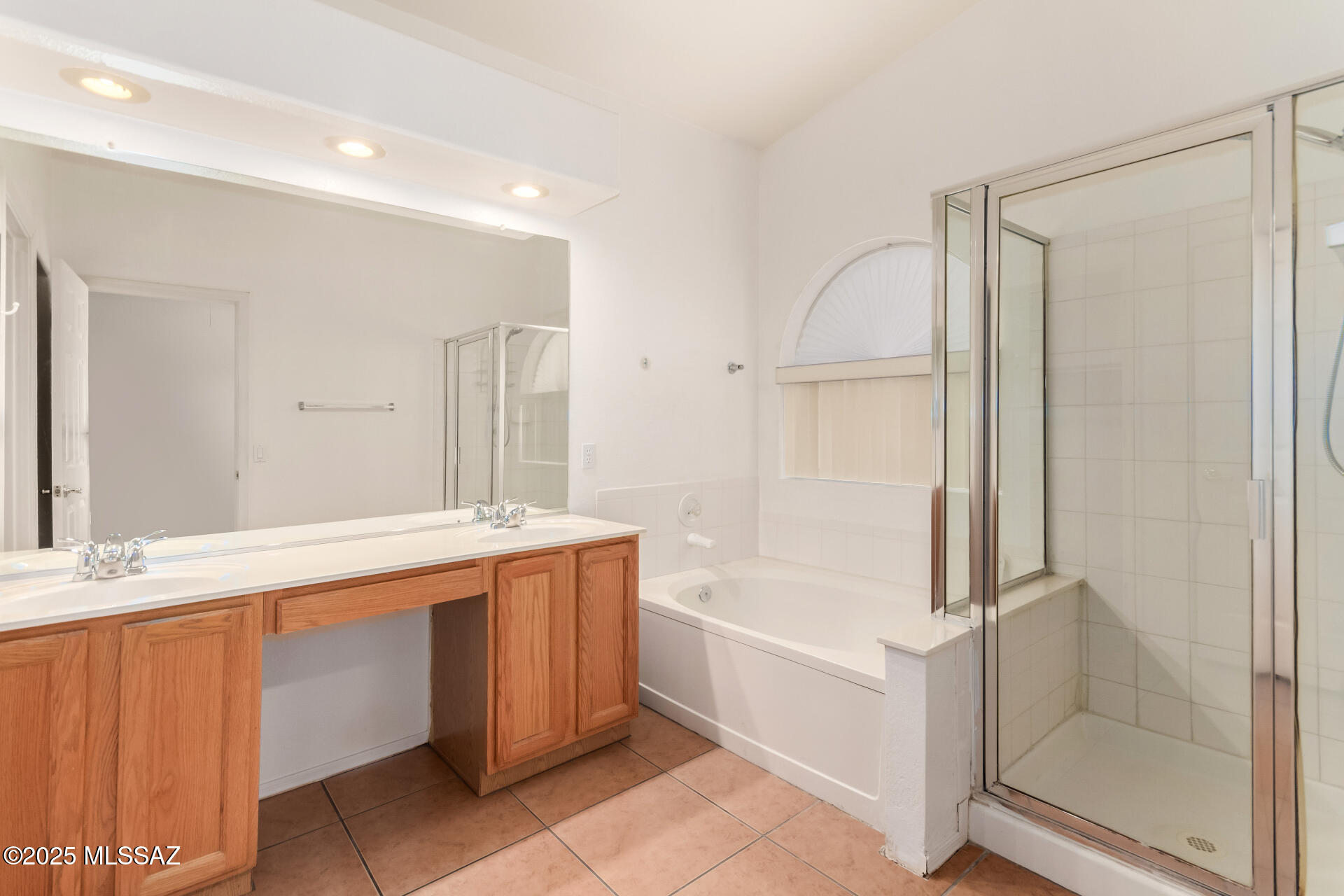244 South Ridgefield Avenue Tucson, AZ 85748 - Photo 15 of 24 Bright and Updated Bathroom