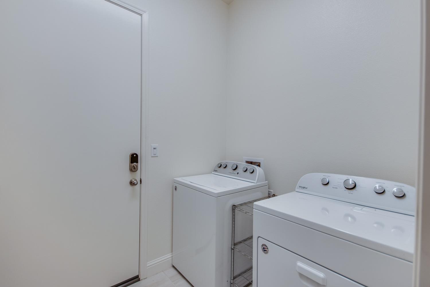 3027 Twain Avenue Clovis, CA 93619 - Photo 25 of 32 a utility room with dryer and washer