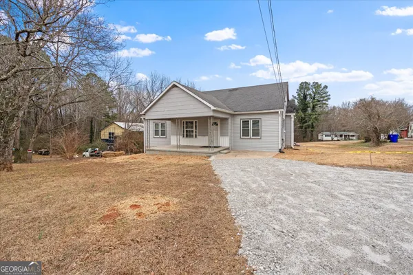a view of a house with a yard