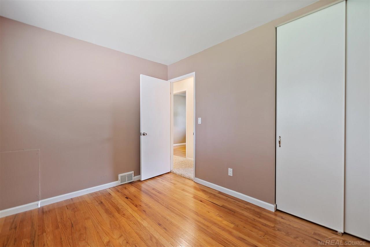 525 Meadow Lane Rochester, MI 48307 - Photo 25 of 33 50048594-24.JPG