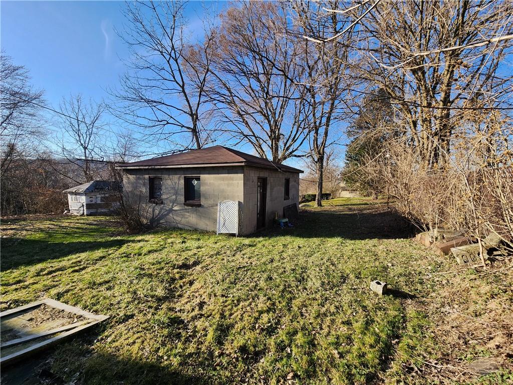 26 West Terrace Avenue New Castle, PA 16102 - Photo 4 of 12 a front view of a house with garden