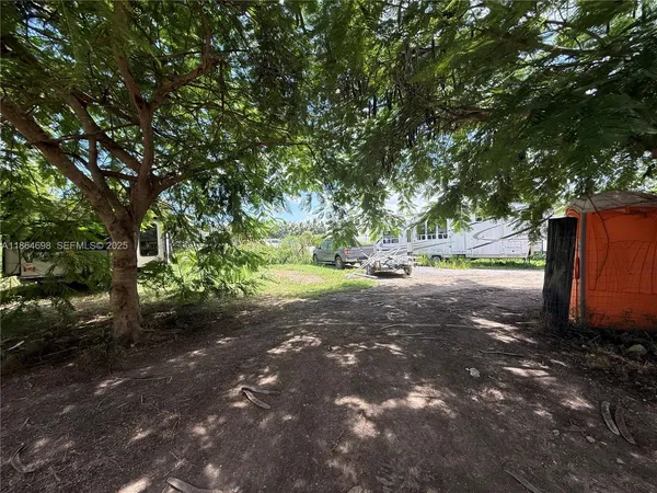 a view of a bench in the middle of a yard