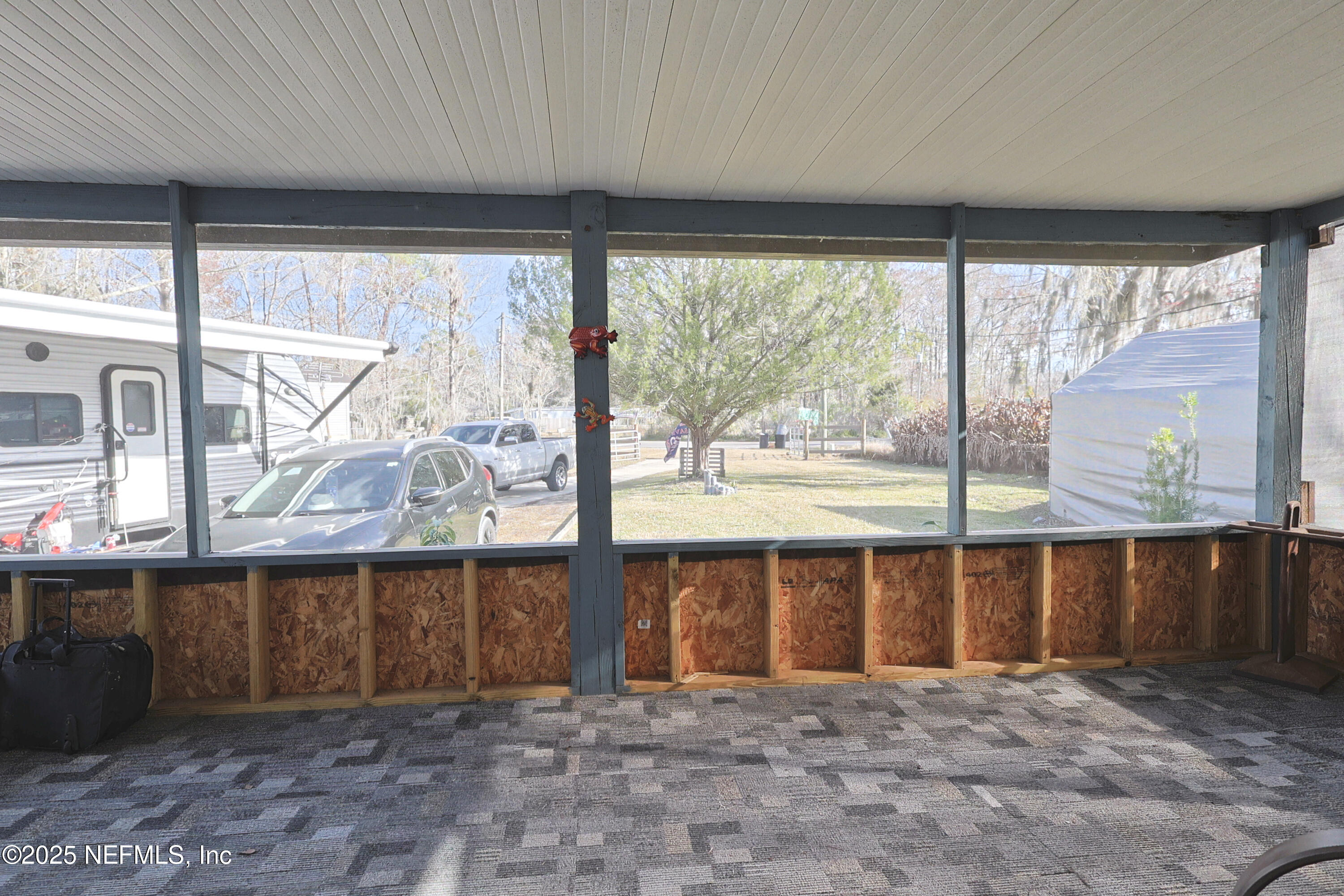 138 Edgewater Road Satsuma, FL 32189 - Photo 16 of 45 an empty room with large windows