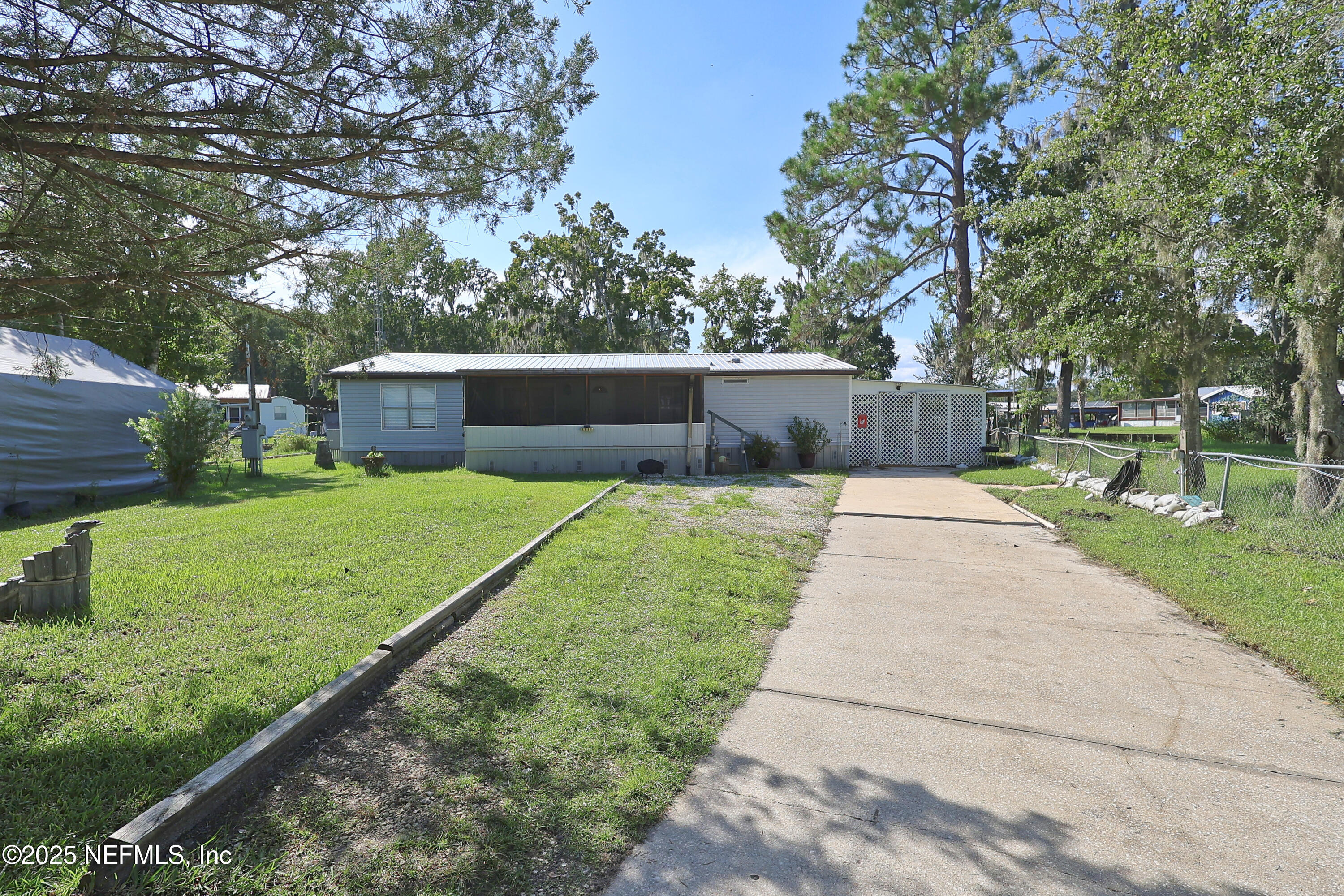 138 Edgewater Road Satsuma, FL 32189 - Photo 3 of 45 a view of a backyard with a garden