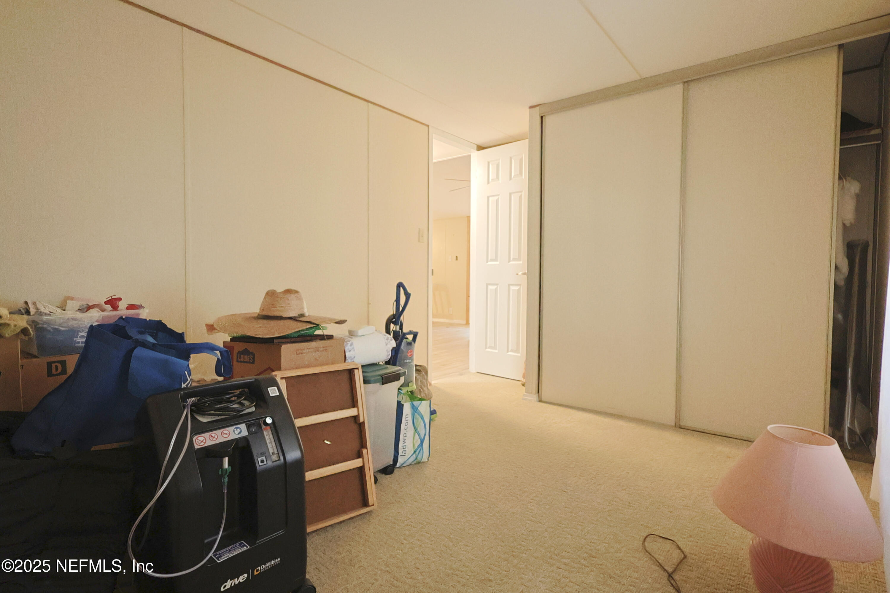 138 Edgewater Road Satsuma, FL 32189 - Photo 36 of 45 a room with a couch