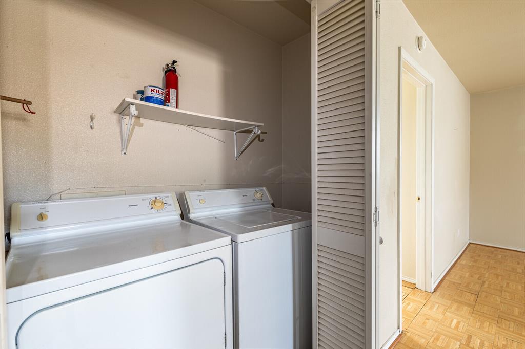 520 Live Oak Street Meridian, TX 76665 - Photo 7 of 9 a bathroom with a sink and a bathtub
