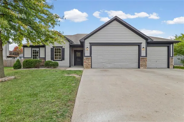$335,900 | 706 Northwest Green Drive, Grain Valley, MO 64029