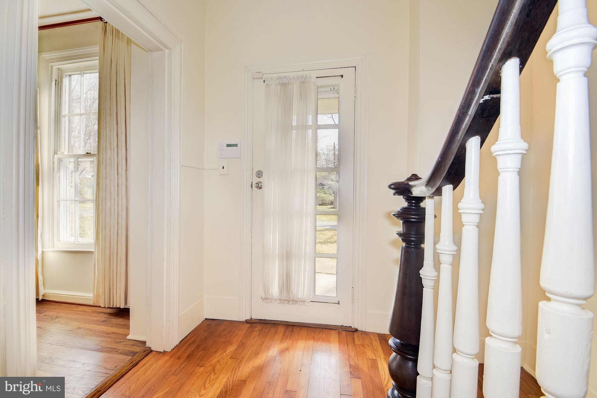 17825 Pond Road Ashton, MD 20861 - Photo 6 of 32 Graceful newel post handrail w/turned balustrade