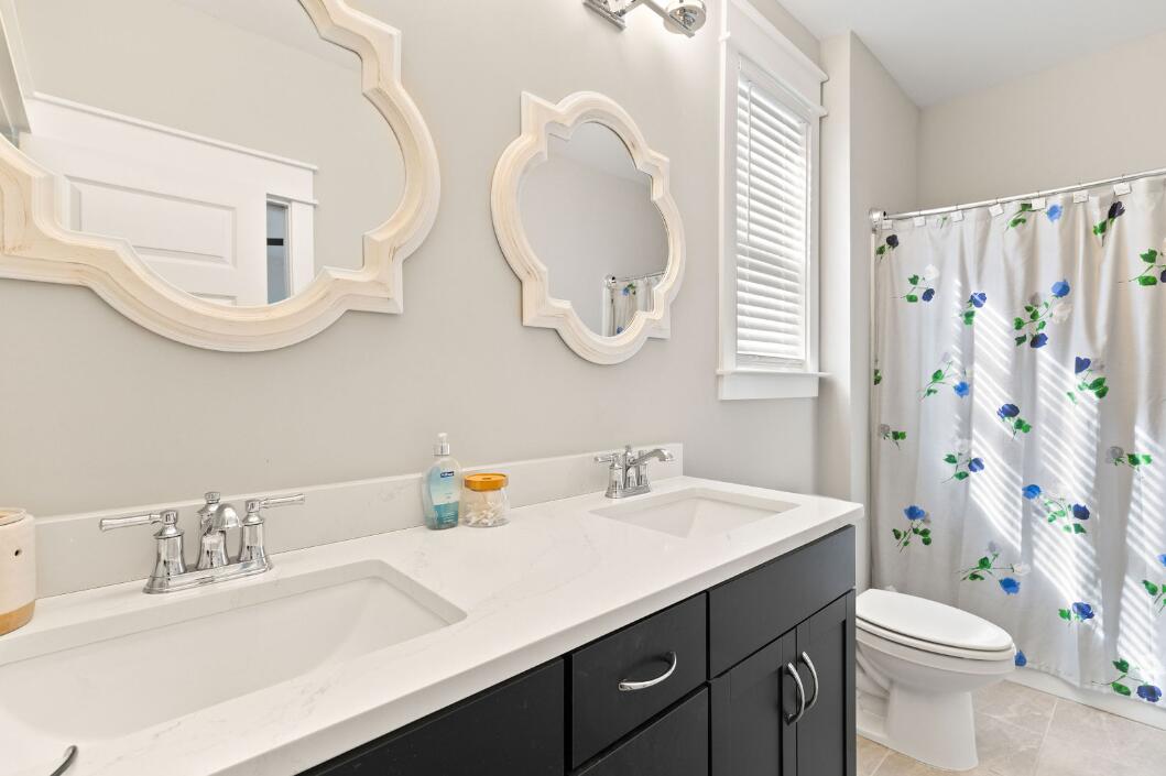 1052 Lyle Way Mount Pleasant, SC 29466 - Photo 30 of 38 SECOND FLOOR JACK N JILL BATHROOM