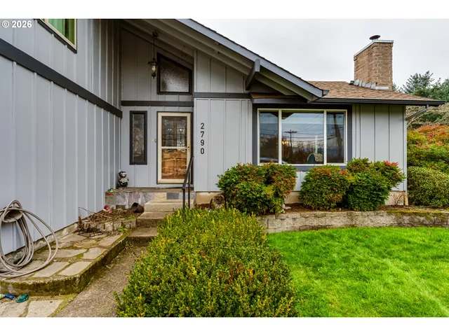 a view of a house with backyard and sitting area