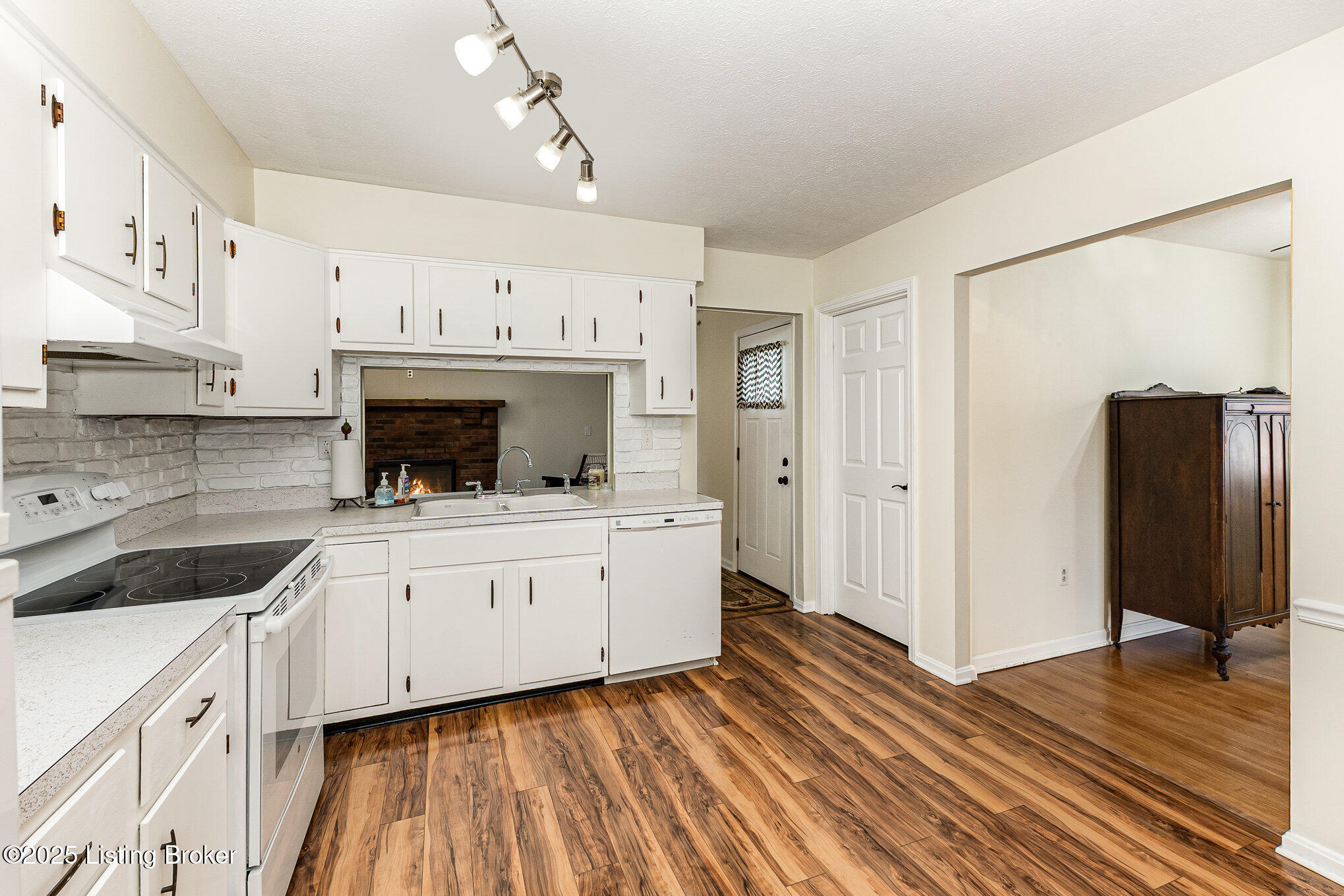 712 Palatka Road Louisville, KY 40214 - Photo 7 of 31 007_712_palatka_road08-edit_458
